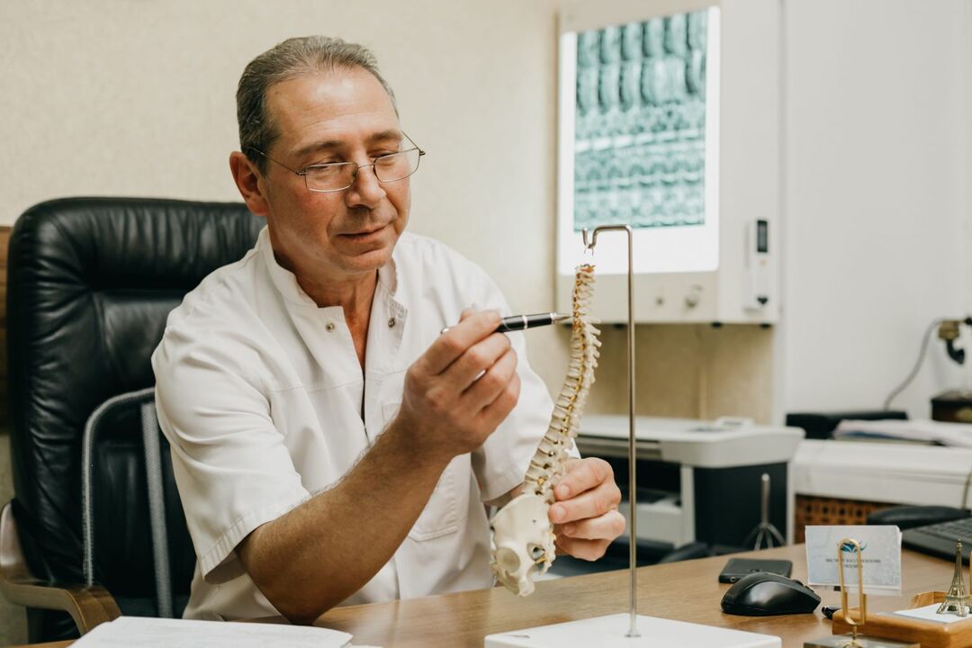 Gydytojas paaiškina krūtinės ląstos stuburo osteochondrozės gydymo ypatybes